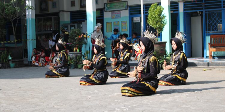 Kreasi Tari Daerah Meriahkan Penutupan Ujian Praktik Kelas 6 SD Muhammadiyah 1 Muntilan