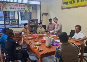 Balada Guru Enjang, Kebaikan Berbalas Pentungan