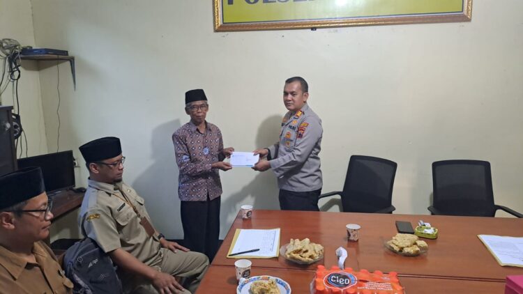 Balada Guru Enjang, Kebaikan Berbalas Pentungan