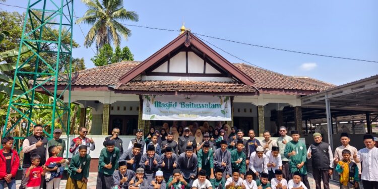 Touring Bernilai Ibadah, BikersMu Kota Magelang Silaturahmi ke Pesantren dan Salurkan Bantuan